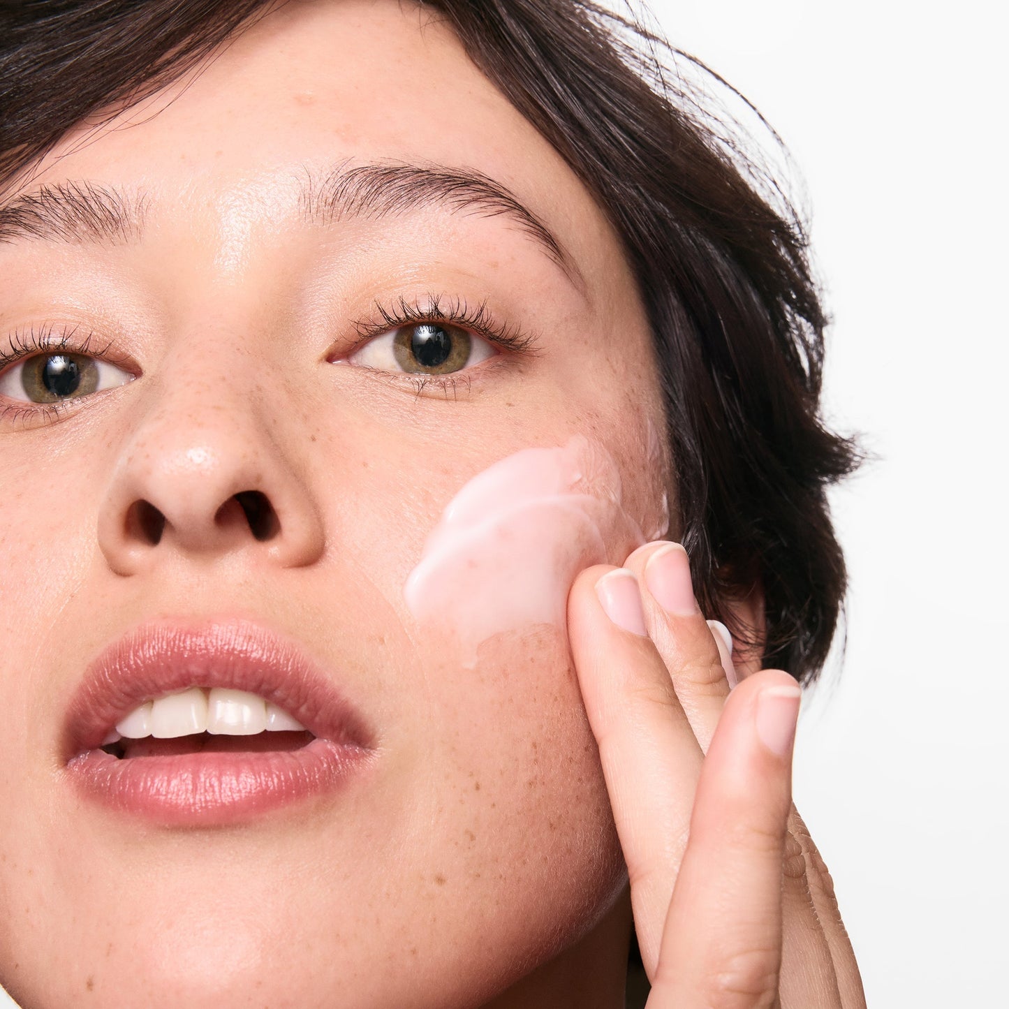 hydrating-cleanser-and-oil-free-moisturizer-duo-b0 01_LYDIA_12_APPLICATION_OMEGA_SUPERSIZE_036_1_8483aad9-c9a3-46f0-b735-539c739306ac.jpg