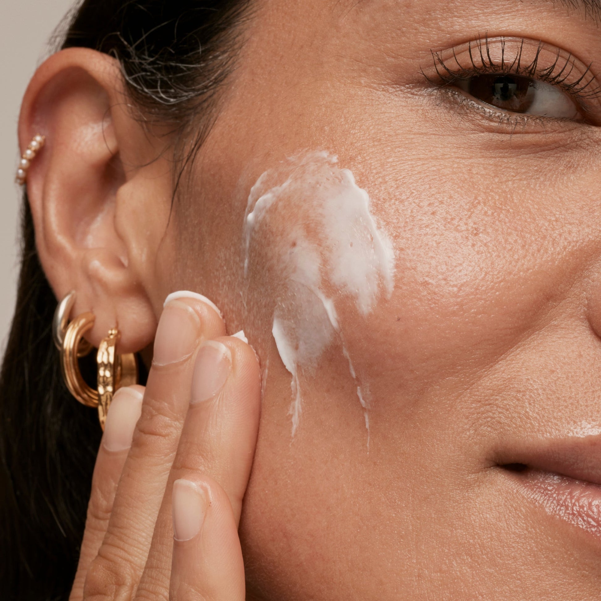simple-skincare-cleanser-and-ceramide-moisturizer-duo-w5 INKEY_DTC_Bio-ActiveCeramide_Ppage_Model_02_dd0fc443-e441-4e82-ac65-ebe93c1b6365_1.jpg